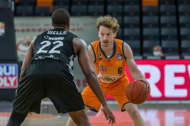 而深圳队则 而深圳队则